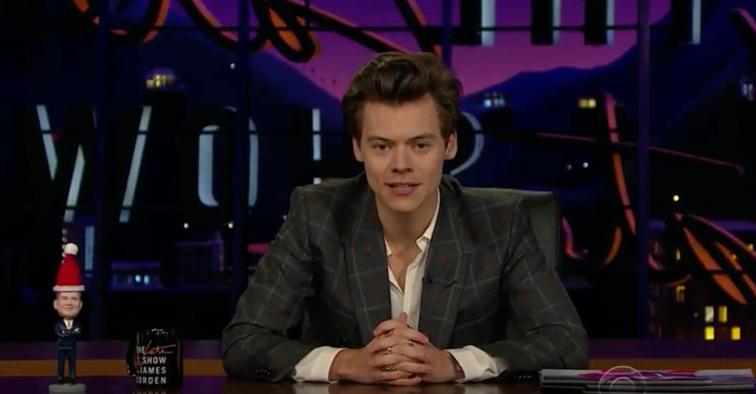 Här hoppar Harry Styles in som programledare i Late late show – och ingen kunde göra det bättre