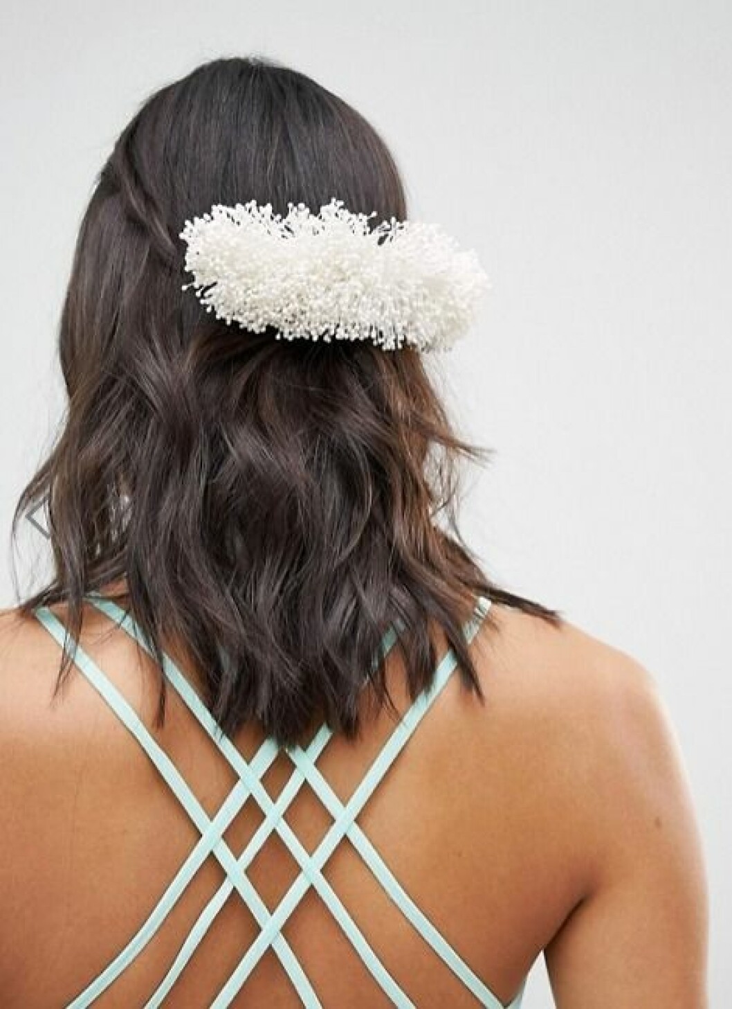 Hårspänne med vita blommor till midsommar 2019