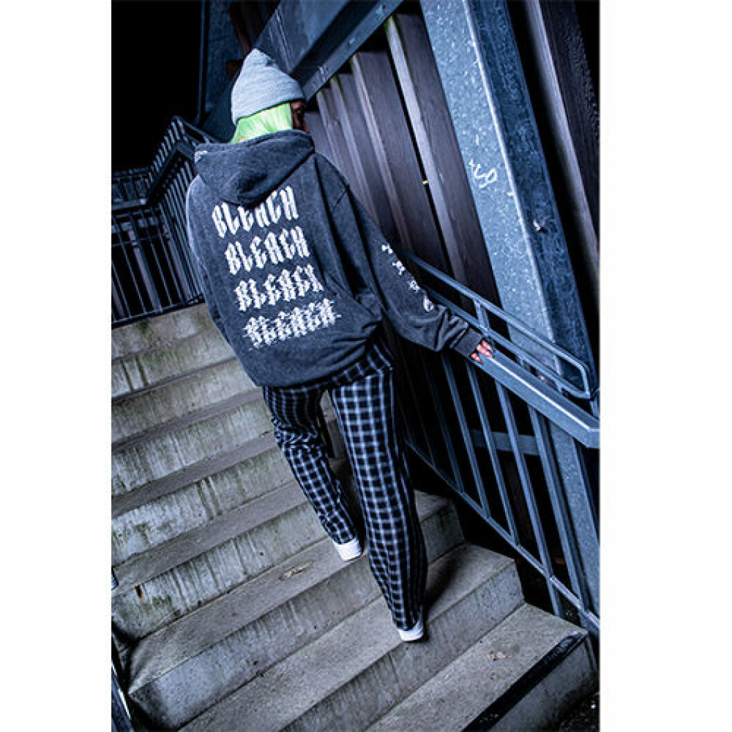 Stentvättad grå hoodie från Ribeckas kollektion med Madlady