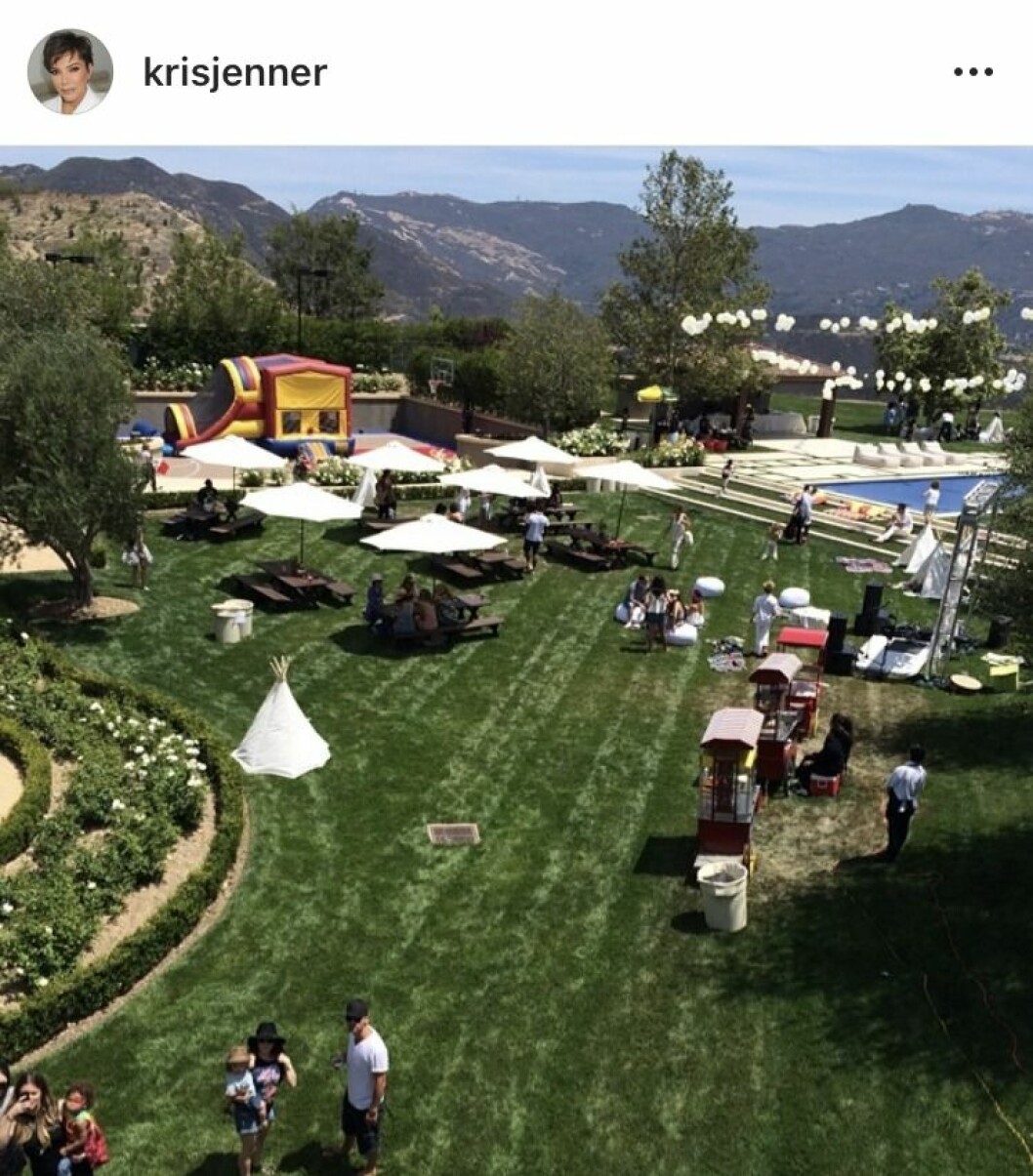 Kim Kardashian och Kanye West skapade Kidchella för sin dotter North. Bilden postades av mormor Kris Jenner på Instagram. Gräsmatta med parasoller, hopptorn, bänkar.