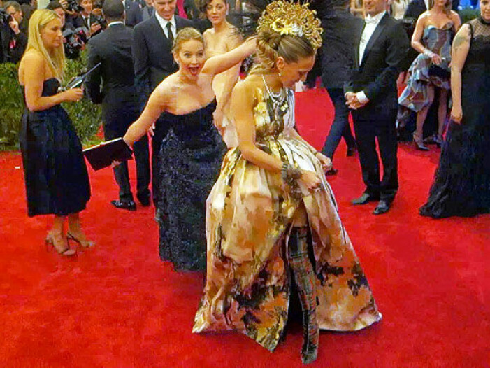 Jennifer Lawrence photobombar Sarah Jessica Parker