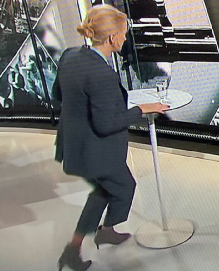 Jenny Strömstedt föll ihop under direktsändning.