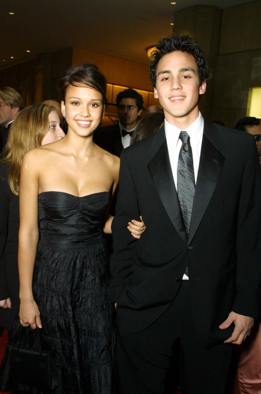 Jessica och Joshua Alba på Golden Globe Awards 2001. En bild på Jessica Alba med brorsan Joshua på Golden Globe Awards 2001.