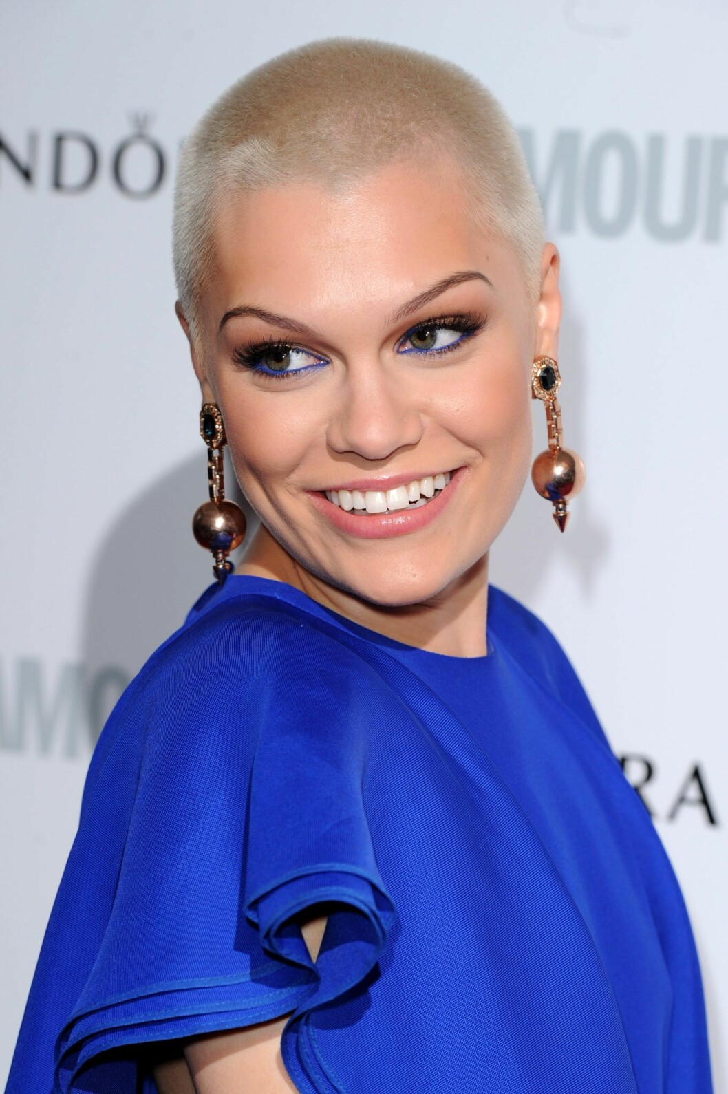 Jessie J kör på blont stubb. Jessie J