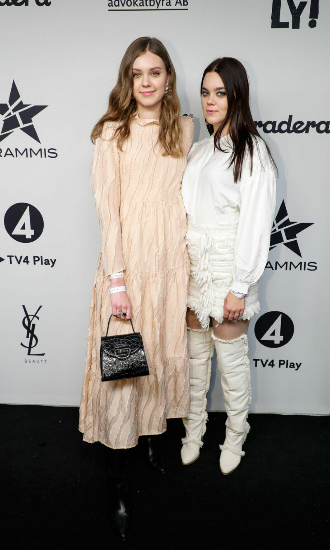 Johanna och Klara Söderberg i First Aid Kit. Johanna och Klara Söderberg i First Aid Kit på Grammis 2019