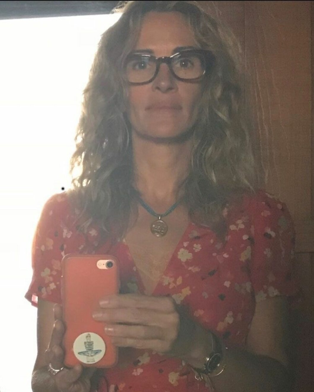 Julia Roberts under karantän. Julia Roberts i glasögon, utan smink och utsläppt hår