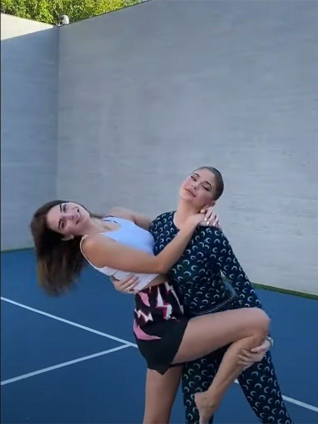 Kendall Jenner and Kylie Jenner visar upp en kärleksfull dans i videon.