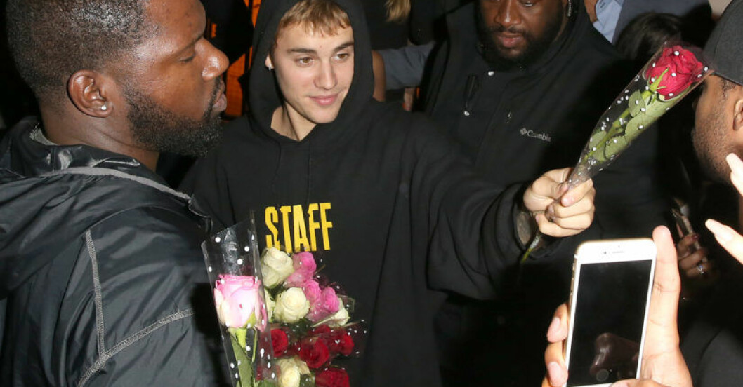 Här delar Justin Bieber ut rosor till fansen