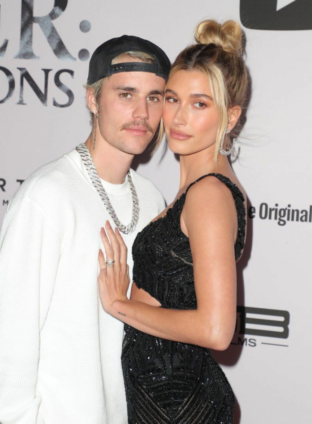 I dag är Justin gift med Hailey. Halvkroppsbild på Justin Bieber och Hailey Bieber som står vända mot varandra och kramas