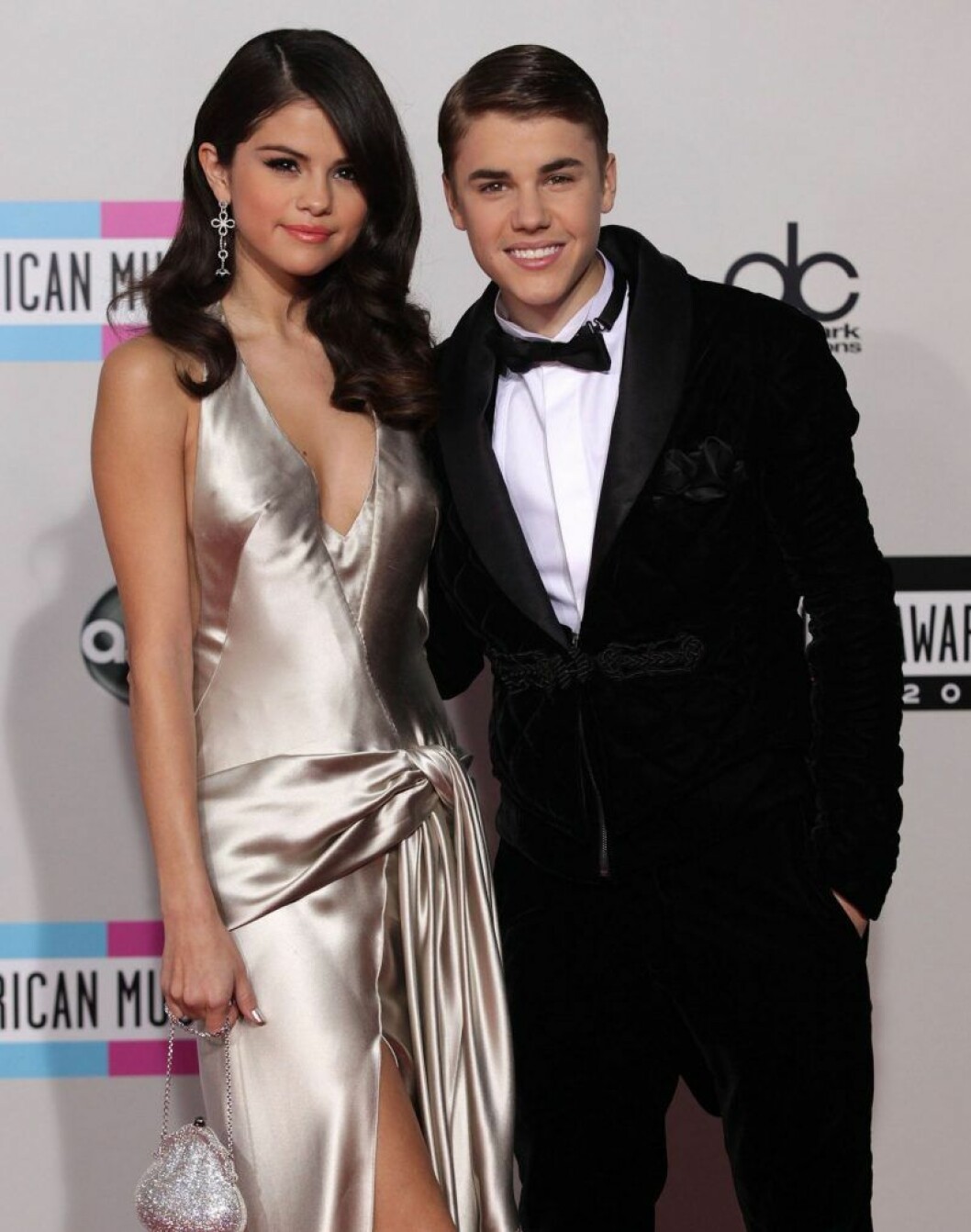Selena Gomez berättar nu om relationen med Justin Bieber. Justin Bieber och Selena Gomez håller rom varandra på röda mattan
