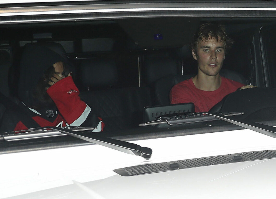 Justin Bieber och Selena Gomez på väg hem till hennes hem.