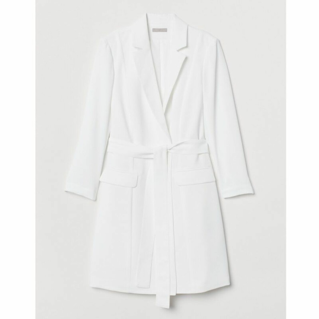 Studentklänning från H&M, <a href="https://apprl.com/al/4hFh/" target="_blank" rel="noopener">399 kronor</a>. Vit kavajklänning