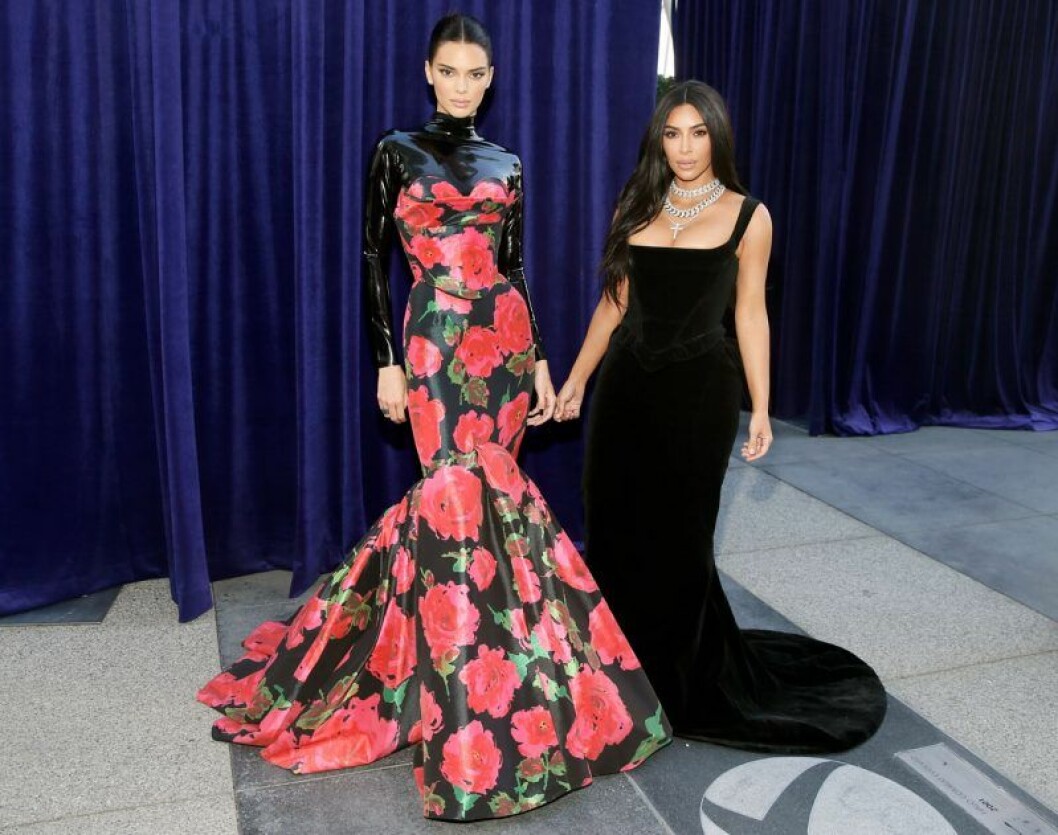 Kendall Jenner och Kim Kardashian. Kendall Jenner och Kim Kardashian på röda mattan på Emmy Awards 2019
