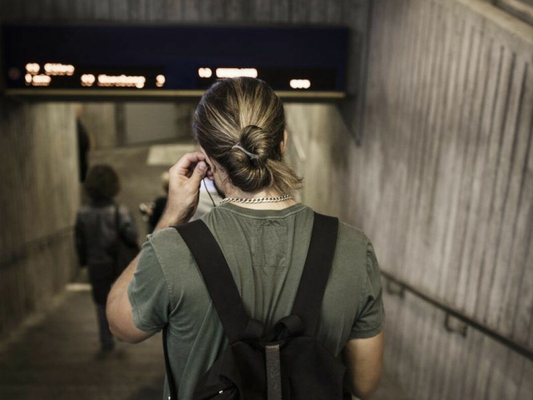 ”Större insats från samhället krävs för att hjälpa killar på gild, innan de går ut över andra”, menar Åsa. Kille påväg ner i tunnelbana.