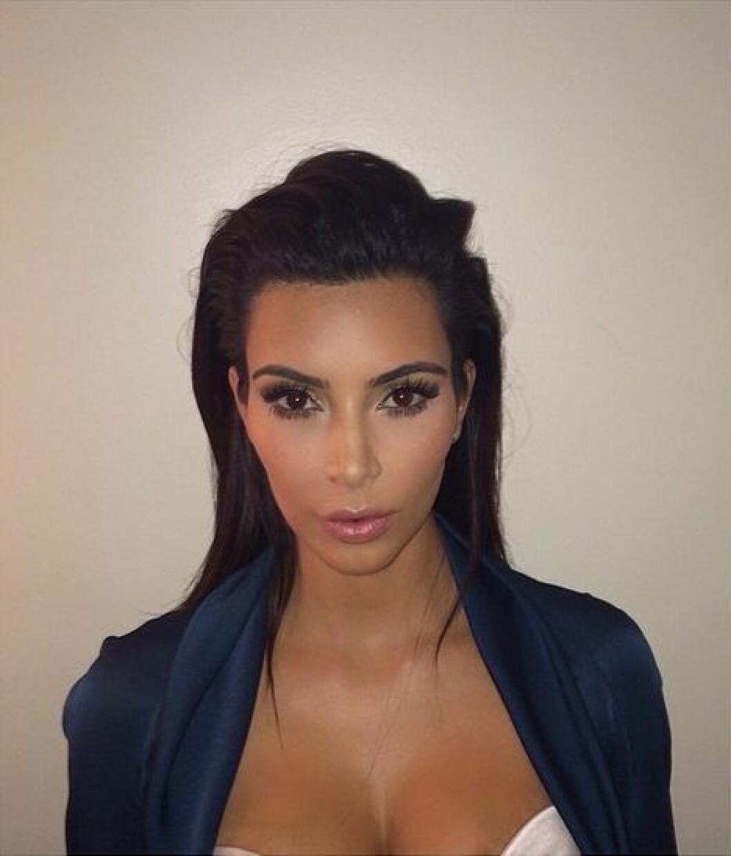 Fransar och glow på Kim Kardashians passbild. kim kardashian passbild