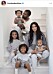 Kim Kardashian, Kanye West och deras barn sitter i en trapp iklädda grå mjukisar