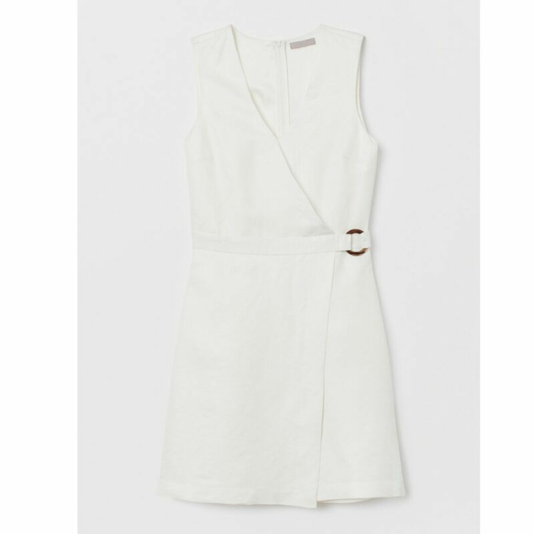 Studentklänning från H&M, <a href="https://apprl.com/al/4hFi/" target="_blank" rel="noopener">399 kronor</a>. Vit klänning omlott