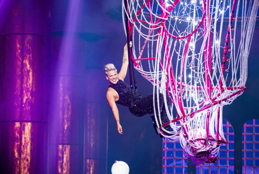 <span class=" italic" data-lab-italic_desktop="italic">Beautiful Trauma World Tour</span> bjuder på en påkostad och maffig show. I dokumentärfilmen <span class=" italic" data-lab-italic_desktop="italic">P!nk: All I Know So Far</span> får vi följa med bakom kulisserna. Pink uppträder under sin världsturné