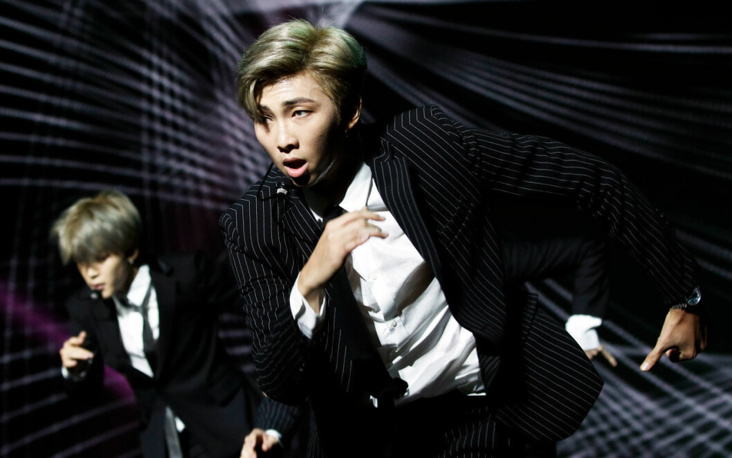 BTS (kända som Bulletproof Boyscouts) är ett sydkoreanskt pojkband som bildades 2013. BTS (kända som Bulletproof Boyscouts) är ett sydkoreanskt pojkband som bildades 2013.
