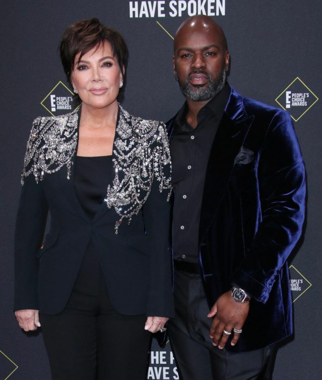 Kris Jenner med nuvarande pojkvännen Corey Gamble. Kris Jenner och Corey Gamble poserar ihop på röda mattan iklädda mörka kläder