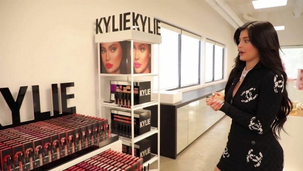 Forbes menar att Kylie Jenner ljugit om siffrorna för Kylie Cosmetics. Kylie Jenner står framför smink av märket Kylie Cosmetics