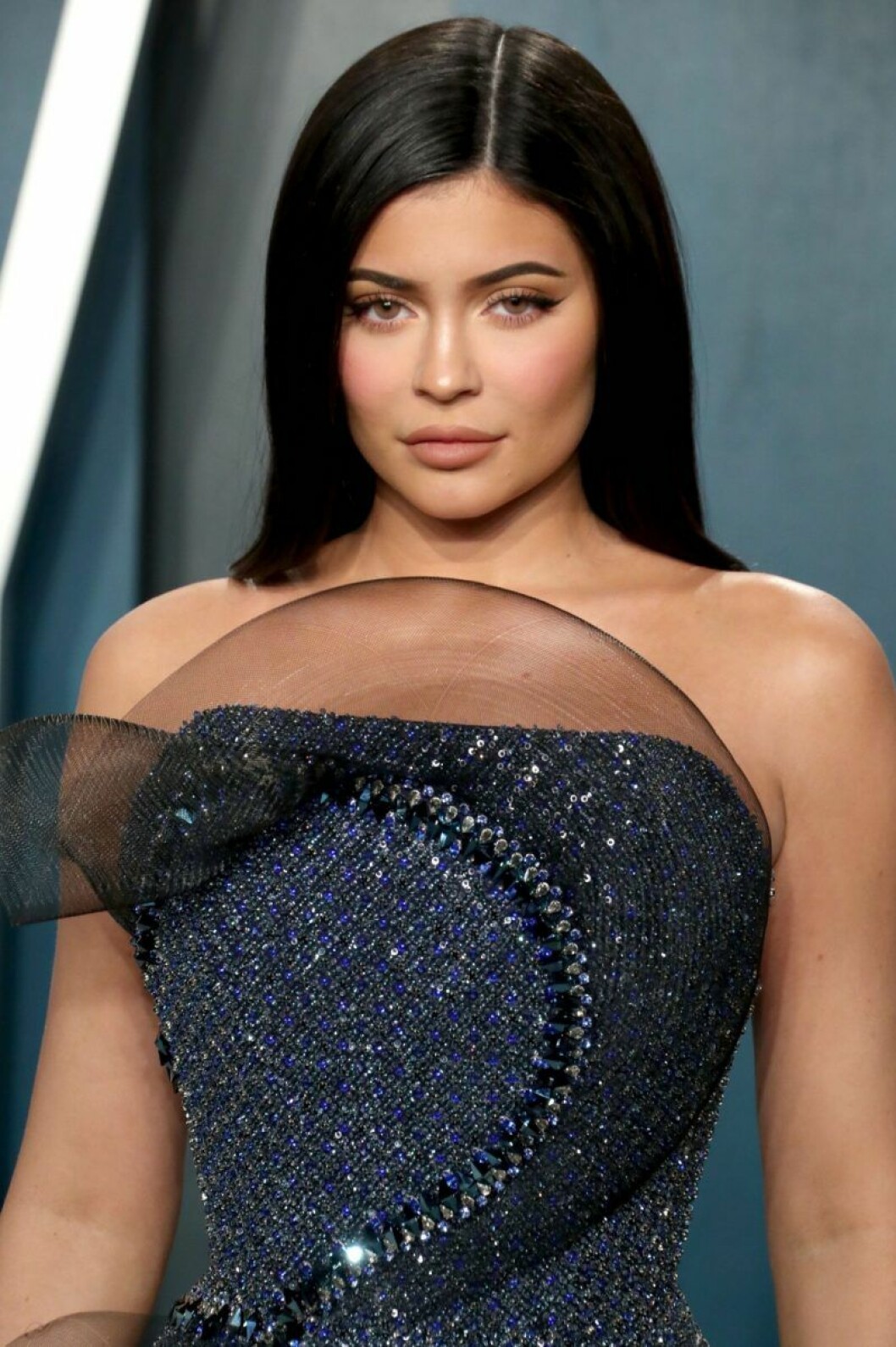 Kylie Jenner innan karantän. Kylie Jenner i mörkblå klänning
