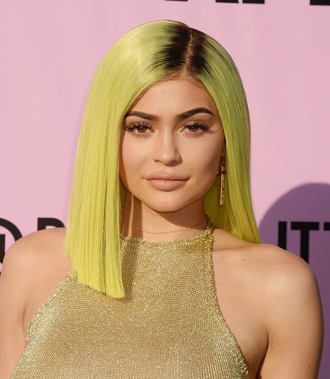 En bild på kändisen Kylie Jenner med gult hår. 
