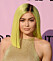 En bild på kändisen Kylie Jenner med gult hår. 