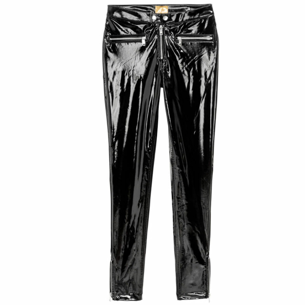 Lackbyxor i glansigt material med dragkedjor vid framfickorna från H&M. <a href="https://apprl.com/al/4hwq/" target="_blank" rel="noopener">Här kan du läsa mer och hitta dem</a>. Svarta lackbyxor från H&M med dragkedjor i framfickorna