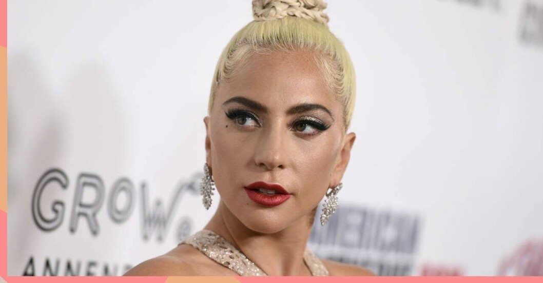 Lady Gaga i blondt hår och rött läpstift