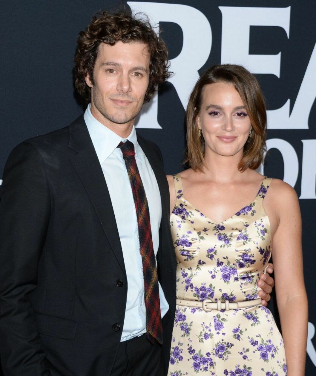 Leighton Meester och Adam Brody väntar sitt andra barn ihop, enligt brittisk media. Leighton Meester och Adam Brody håller om varandra
