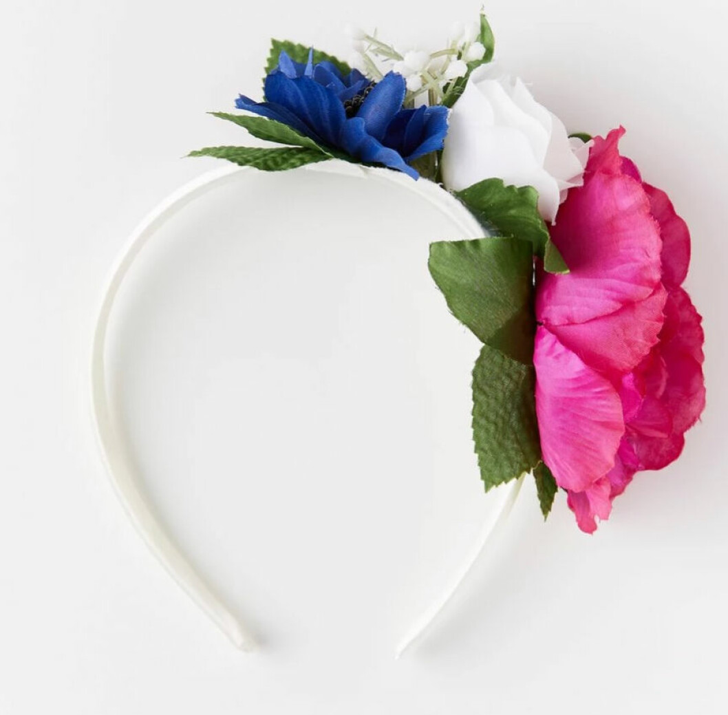Diadem med blommor på sidan