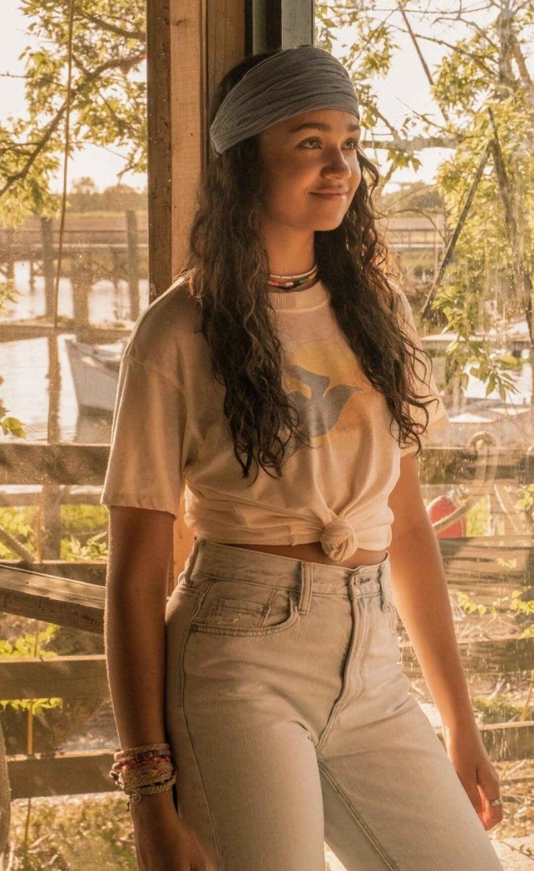 Kiara ”kie” i jeans och vit t-shirt och bandana på huvudet