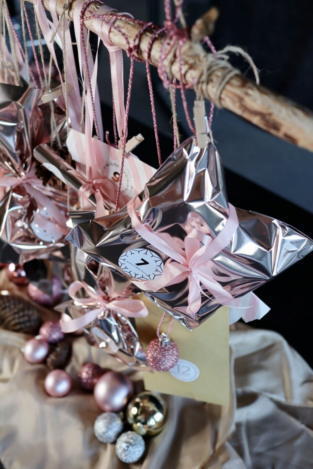 Med Makeup Mekka kan du skapa en beautykalender med din egen personliga touch på. Kanske blir den härligt rosa och glittrig? massa paket I silver med rosa snören runt omkring