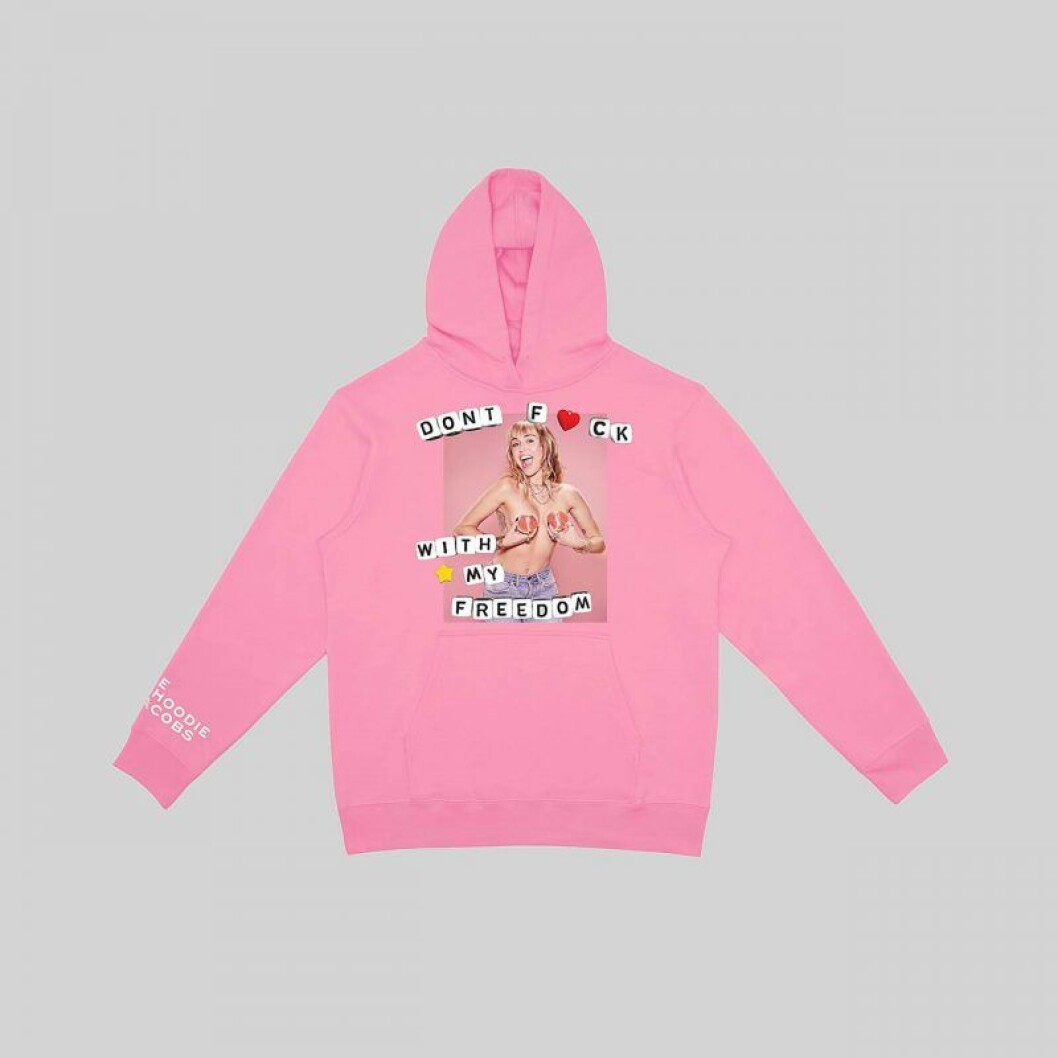 Alla intäkter går till Planned parenthood. <em>Foto: Marc Jacobs</em> Rosa luvtröja från Marc Jacobs