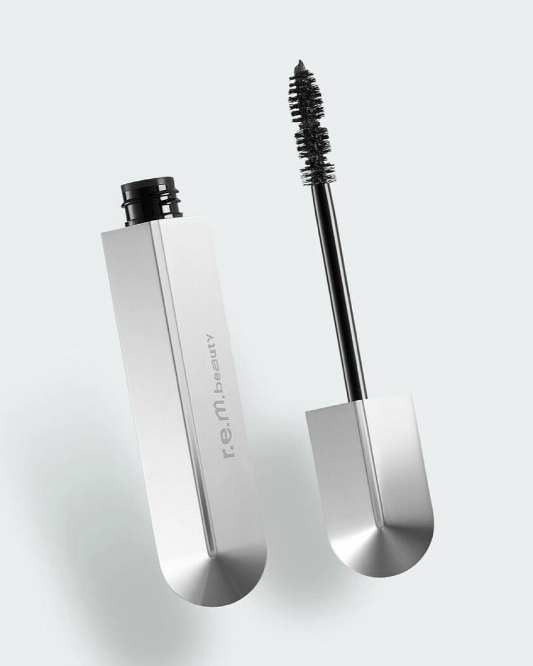 Mascara för nattsvarta fransar. Pris 15 dollar. produktbild mascara