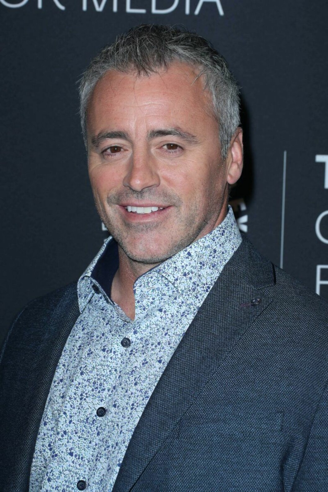 Matt LeBlanc spelade Joey. Matt LeBlanc ler i blommig skjorta och kostym