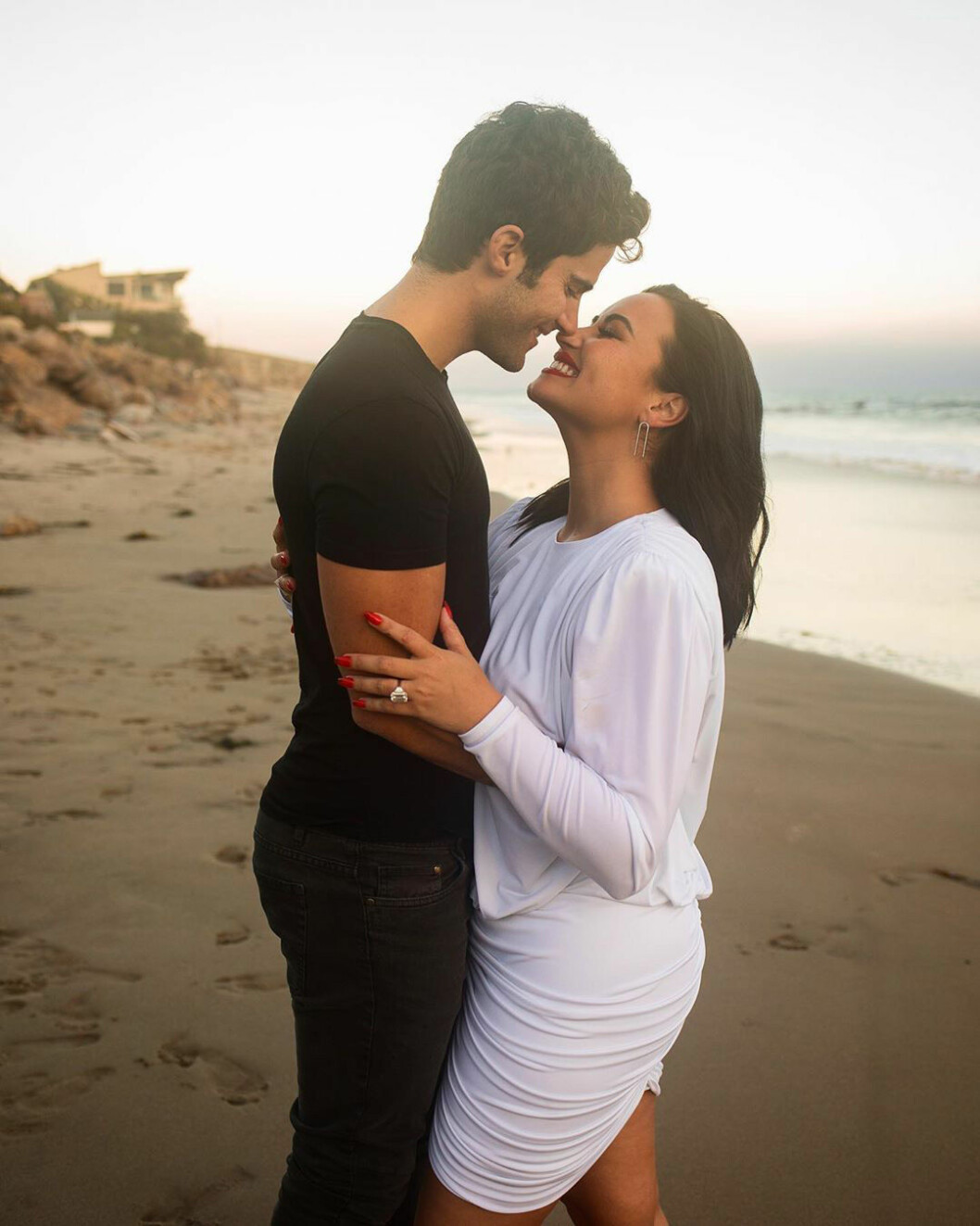 Max Ehrich och Demi Lovato bekräftade sin relation i våras och förlovade sig i somras.