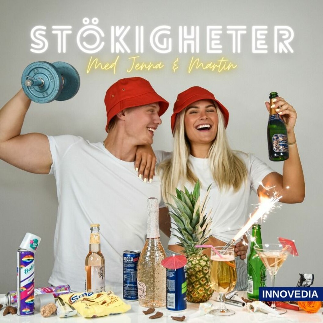 En tjej och en kille står i en röra av Rocco, ananas, drinkar, en hantel osv