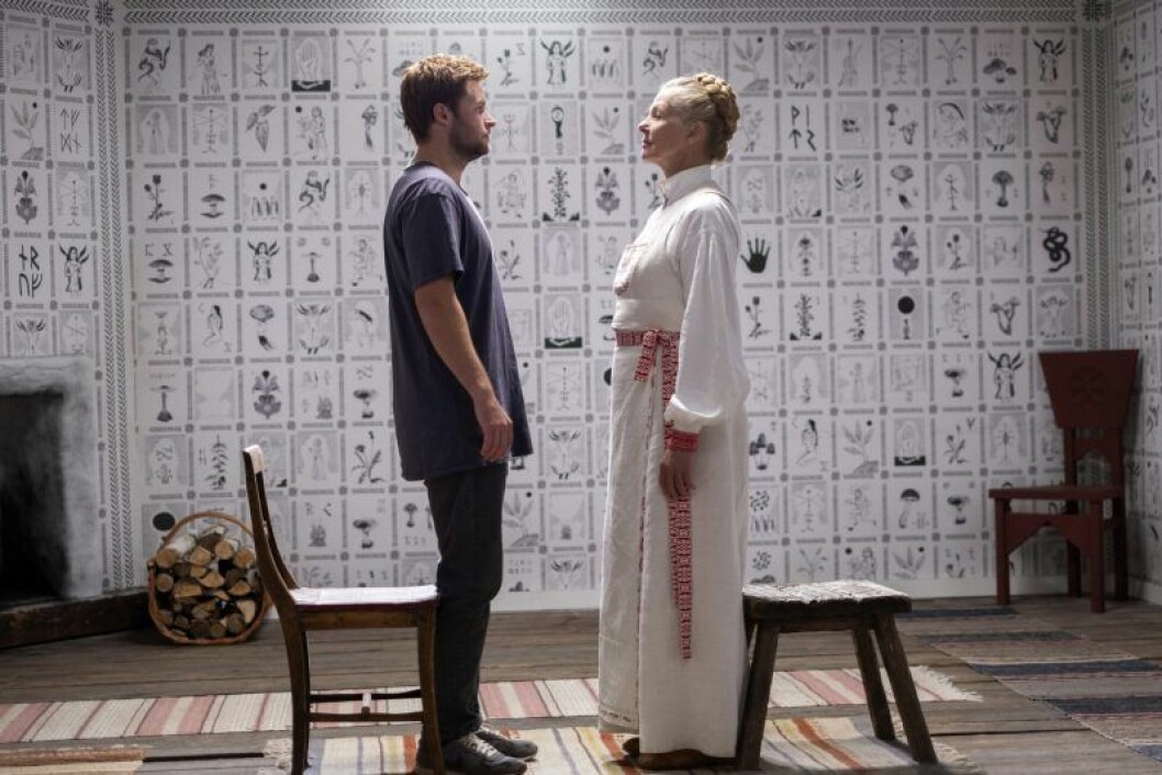 Skräckfilmen <em>Midsommar</em> utspelar sig i en avlägsen, isolerad by i Sverige. En bild från skräckfilmen Midsommar.