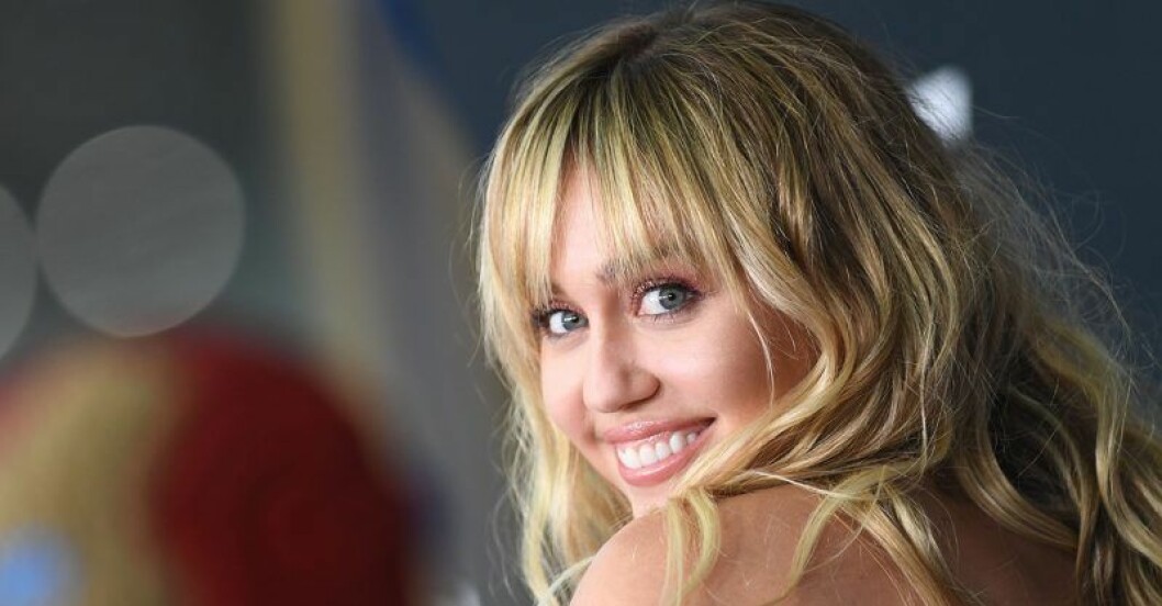 Miley Cyrus. Miley Cyrus visar upp nya hockeyfrillan.
