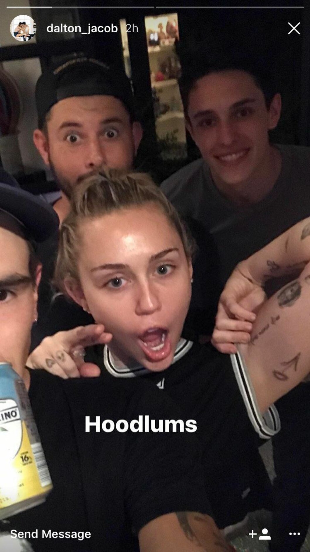 Dalton Gomez känner även Miley Cyrus. En bild på Miley Cyrus, Scooter Bran och Dalton Gomez.