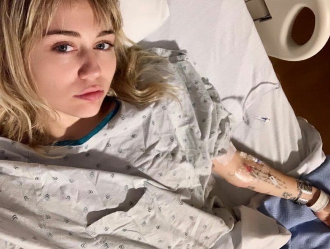 Miley hade ändå gott mod på sjuhuset och postade flera instagraminlägg därifrån. Miley Cyrus på sjukhus