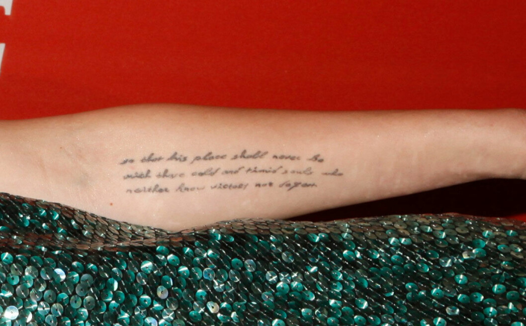 Miley Cyrus har tatuerat in en text.