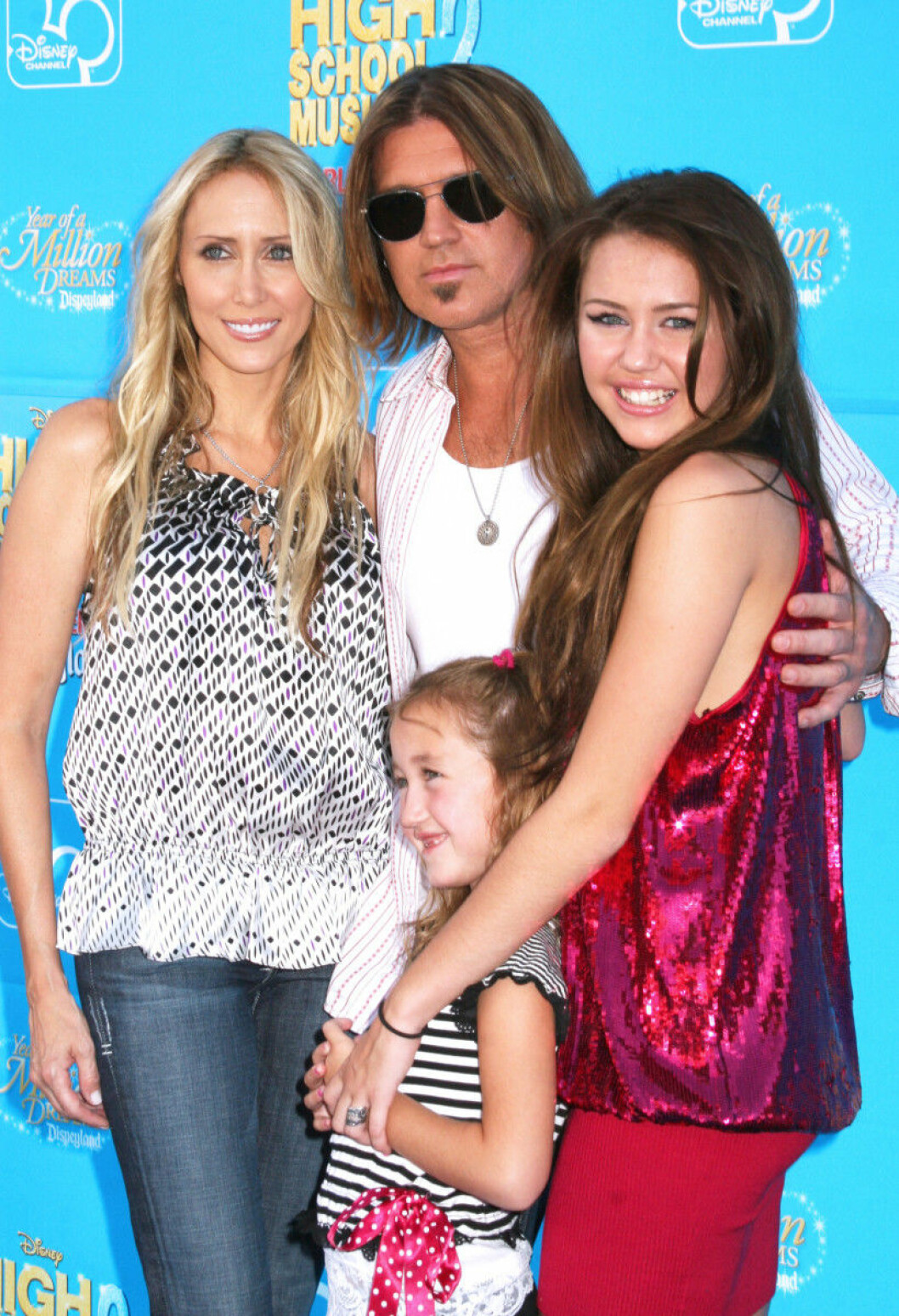Noah Cyrus (längst fram) tillsammans med storasyster Miley, pappa Billy Ray och mamma Tish på röda mattan för tio år sedan. Noah Cyrus (längst fram) tillsammans med storasyster Miley, pappa Billy Ray och mamma Tish på röda mattan för tio år sedan.