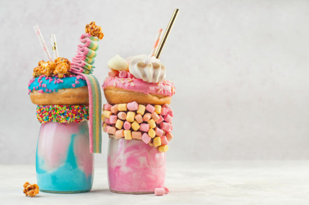 Lejonet vill vara i centrum med en dessert som syns. Lejonet vill vara i centrum med en dessert som syns. Milkshake med extra allt!
