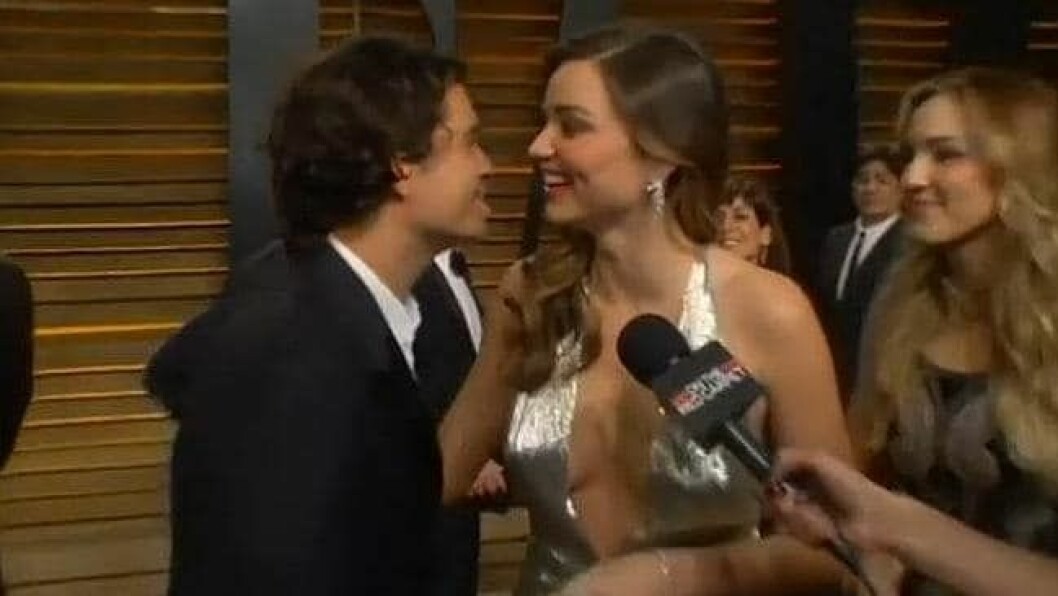 Orlando Bloom är på väg att pussa Miranda Kerr på kinden