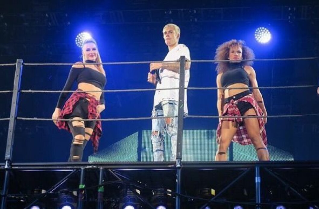 Mona Berntsen (till höger) är en av Biebers dansare. Mona Berntsen (till höger) är en av Biebers dansare.