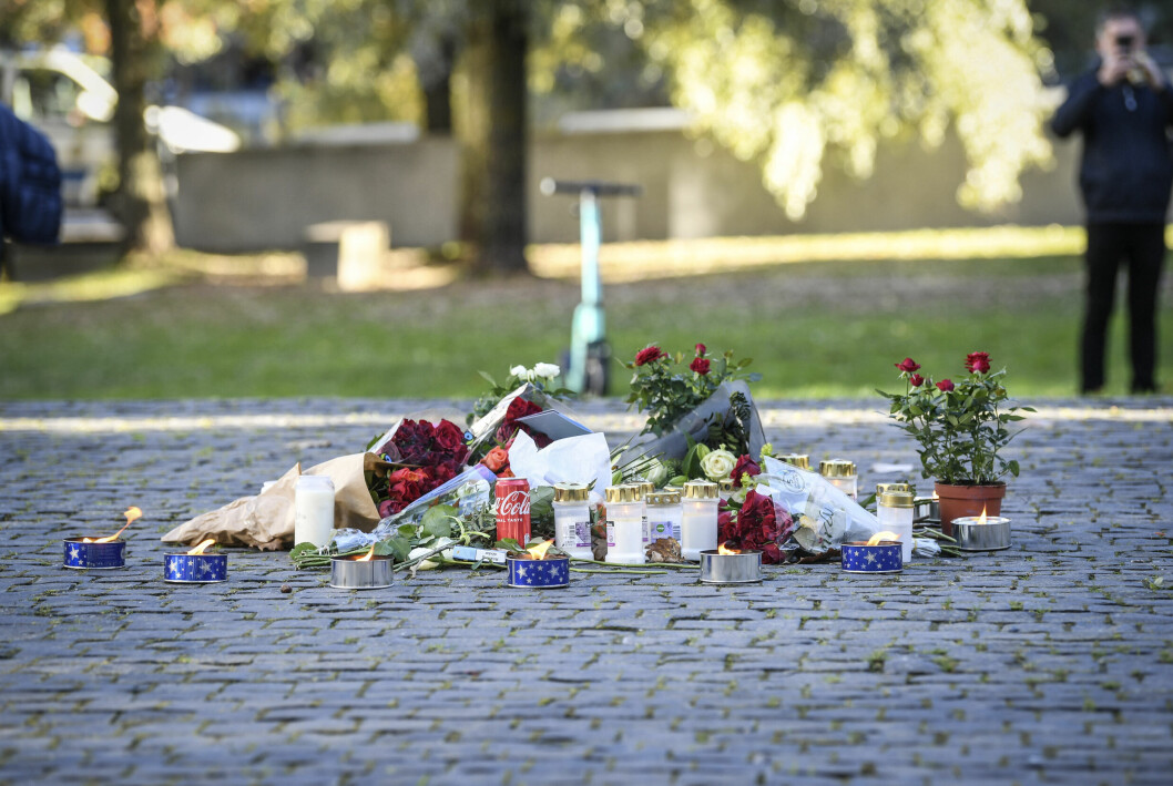 Fans och sörjande har lämnat blommor och tänt ljus på platsen där Einár hittades död. blommor på platsen där einar sköts ihjäl