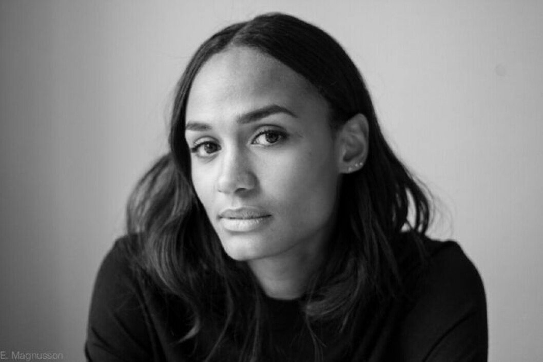 Nanna Blondell spelar huvudrollen i Netflix första svenska film <em>Red Dot</em>. <em>Foto: Erik Magnusson</em> Nanna Blondell i närbild på en svartvit bild